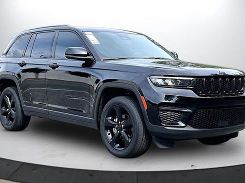 Certified 2023 Jeep Grand Cherokee Altitude AWD/4WD image 2