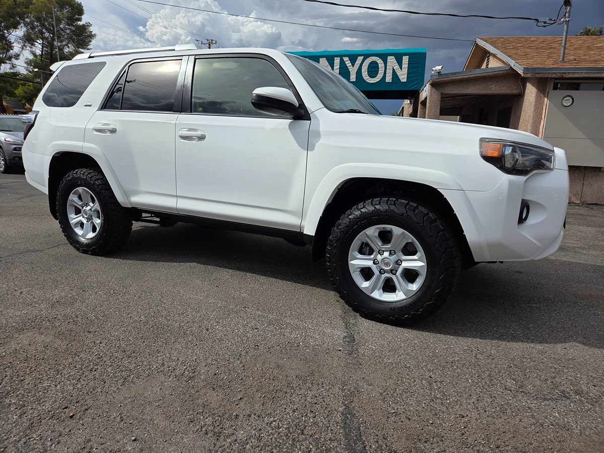 Used 2018 Toyota 4Runner SR5 AWD/4WD image 3