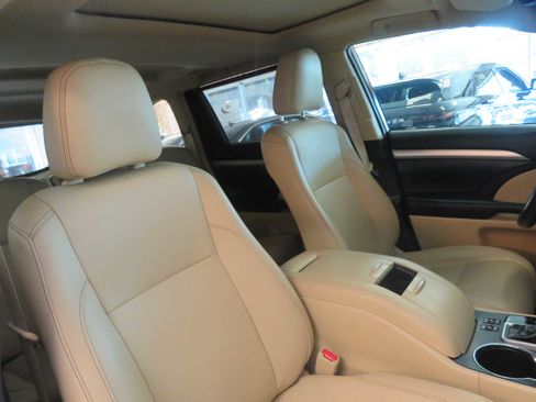 Used 2019 Toyota Highlander SE image 32