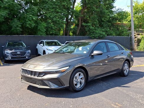 Certified 2026 Hyundai Elantra SE FWD image 3