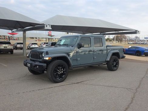 Used 2024 Jeep Gladiator Sport image 2