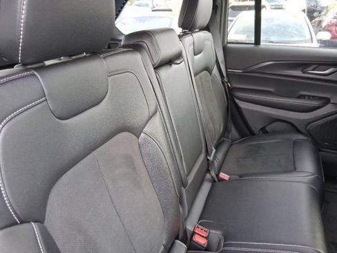 Used 2025 Jeep Grand Cherokee Altitude AWD/4WD image 8