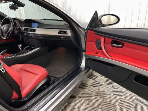 Used 2009 BMW 335i Convertible image 32