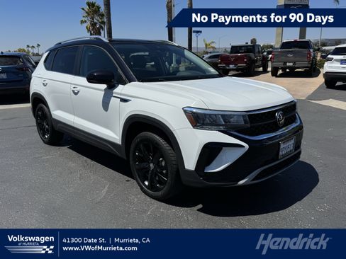 Used 2024 Volkswagen Taos SE w/ Panoramic Sunroof Package FWD image 1