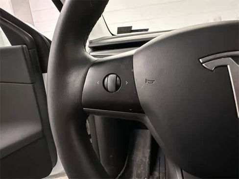 Used 2021 Tesla Model Y Long Range image 8