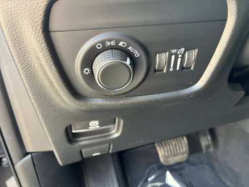 Used 2023 Jeep Grand Cherokee Altitude AWD/4WD image 19