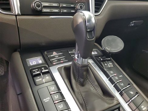 Used 2017 Porsche Macan image 23