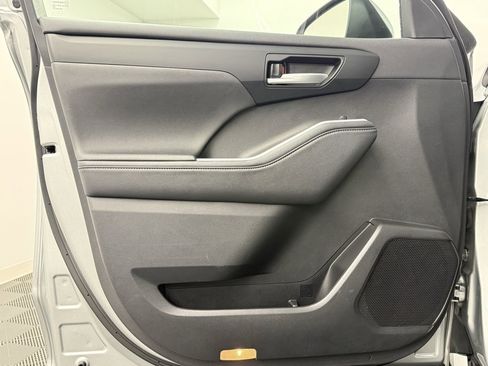 Used 2024 Toyota Highlander LE image 14