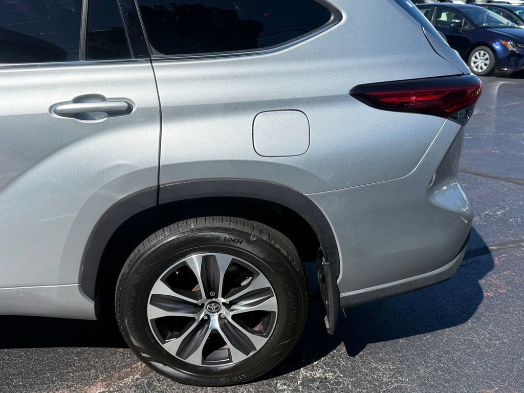 Used 2021 Toyota Highlander XLE AWD/4WD image 4