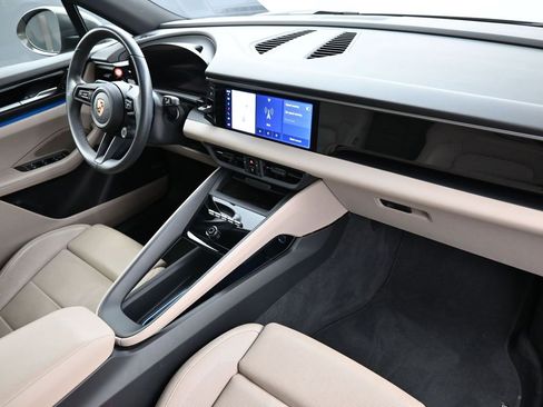 Certified 2025 Porsche Macan Electric image 27