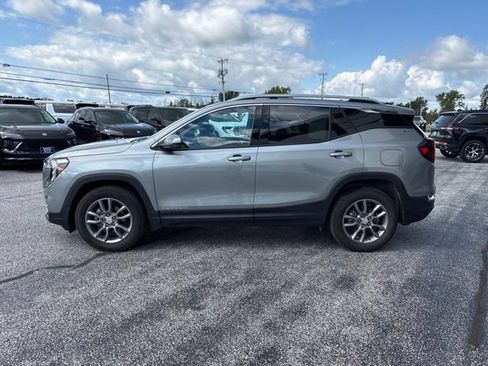 Used 2024 GMC Terrain SLT AWD/4WD image 2