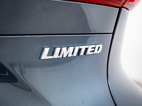 Used 2023 Toyota Venza Limited image 17