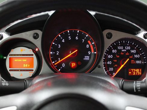 Used 2009 Nissan 370Z Touring RWD image 27