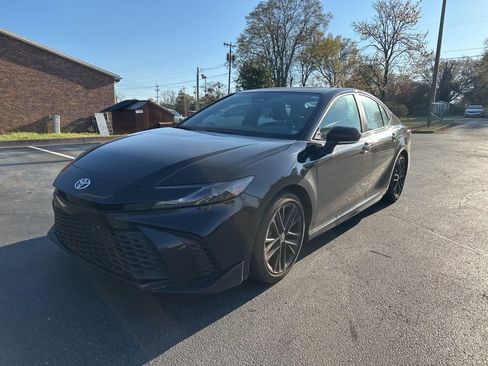 Used 2025 Toyota Camry SE w/ Convenience Package image 3