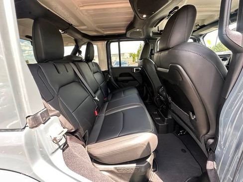 Used 2024 Jeep Wrangler Unlimited Sahara AWD/4WD image 29