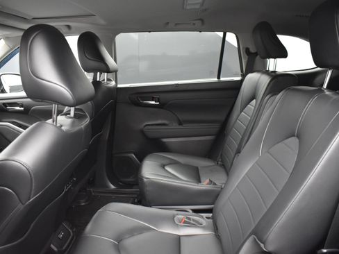 Used 2023 Toyota Highlander XLE AWD/4WD image 9