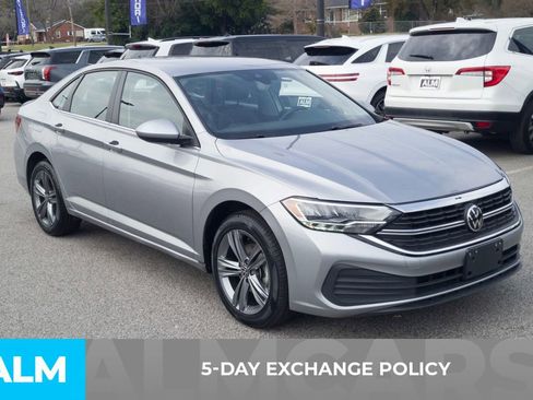Used 2024 Volkswagen Jetta SE FWD image 3