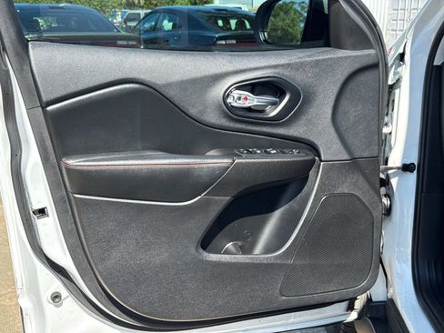 Used 2019 Jeep Cherokee Trailhawk AWD/4WD image 16