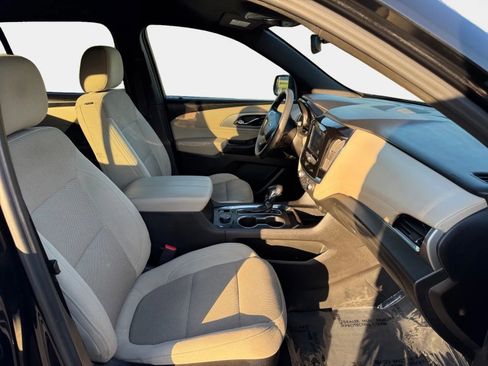 Used 2022 Chevrolet Traverse LS FWD image 10