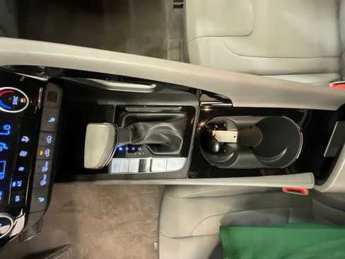 Used 2025 Hyundai Elantra SEL FWD image 21