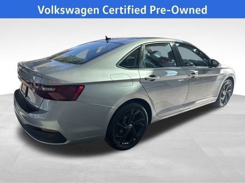 Certified 2025 Volkswagen Jetta SE w/ Sunroof Package image 9