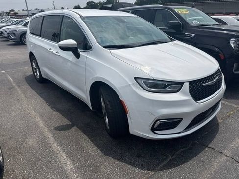 Used 2023 Chrysler Pacifica Touring-L AWD/4WD image 2