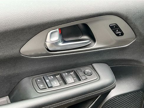 Used 2025 Chrysler Pacifica Select image 12