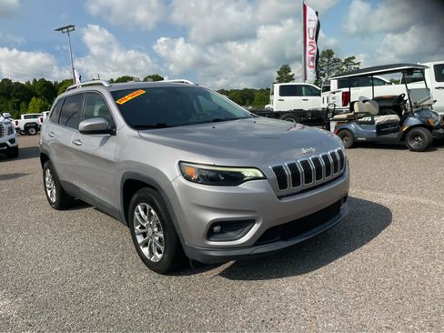 Used 2019 Jeep Cherokee Latitude Plus w/ Comfort/Convenience Group FWD image 6