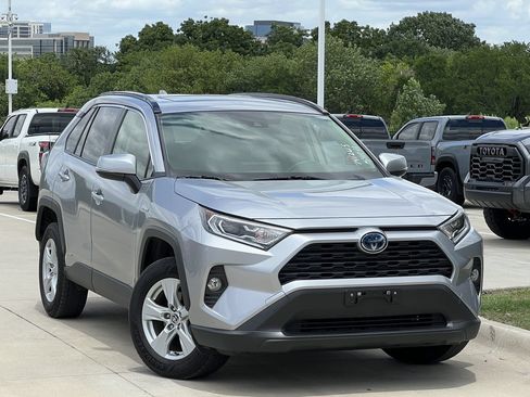 Used 2020 Toyota RAV4 XLE w/ Convenience Package AWD/4WD image 1