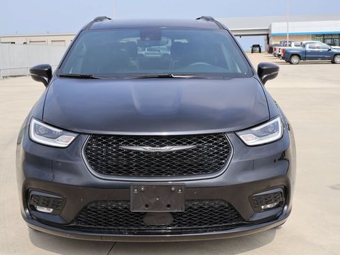 Used 2025 Chrysler Pacifica Limited FWD image 3