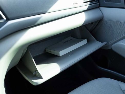 Used 2017 Hyundai Elantra SE image 18