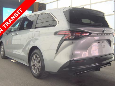 Used 2022 Toyota Sienna XLE image 4