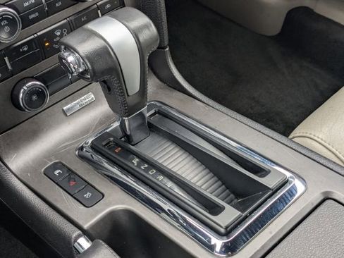 Used 2010 Ford Mustang Convertible image 12