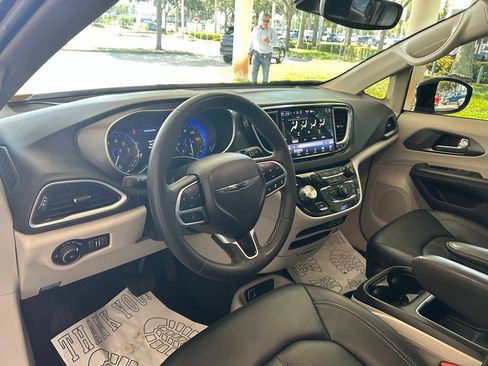 Used 2024 Chrysler Pacifica Touring-L FWD image 7