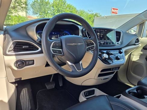 Used 2023 Chrysler Pacifica Touring-L FWD image 15