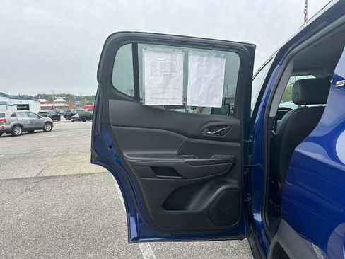 Used 2023 GMC Acadia SLT image 13