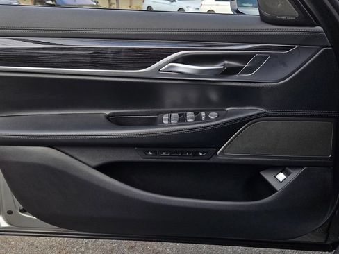 Used 2022 BMW 740i w/ M Sport Package RWD image 11