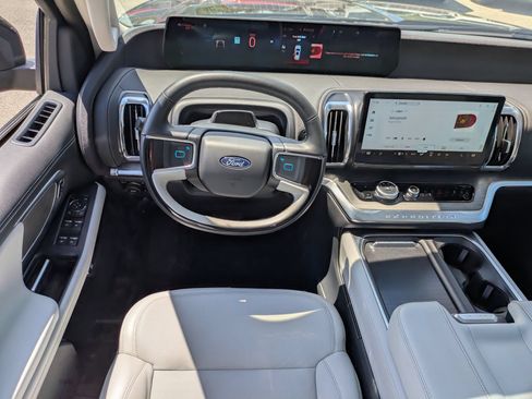 Certified 2025 Ford Expedition Max Platinum w/ Driver's Package AWD/4WD image 31