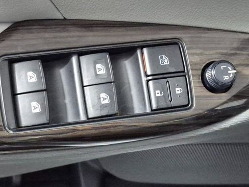 Used 2017 Toyota Sienna XLE image 17