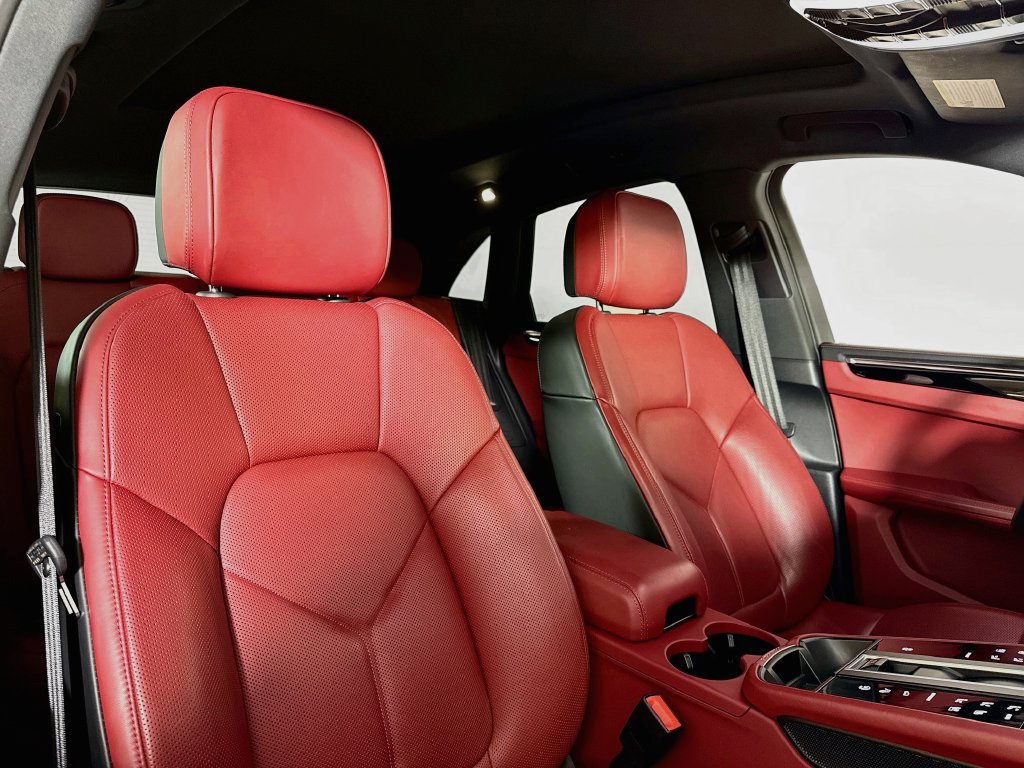 Certified 2025 Porsche Macan AWD/4WD image 18