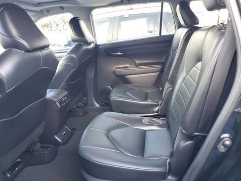 Used 2021 Toyota Highlander XLE image 10