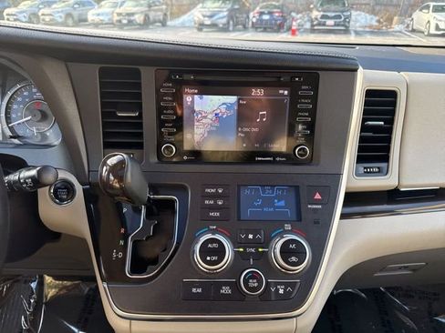 Used 2018 Toyota Sienna XLE Premium image 15