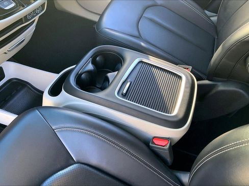 Used 2023 Chrysler Pacifica Touring-L image 16