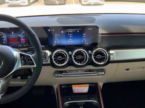 Used 2025 Mercedes-Benz GLB 250 image 9