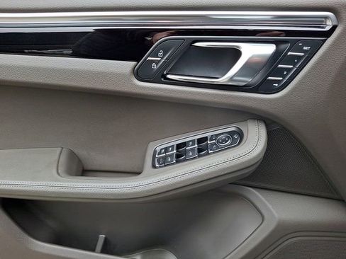 Certified 2023 Porsche Macan image 18