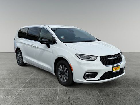 New 2025 Chrysler Pacifica Select FWD image 7