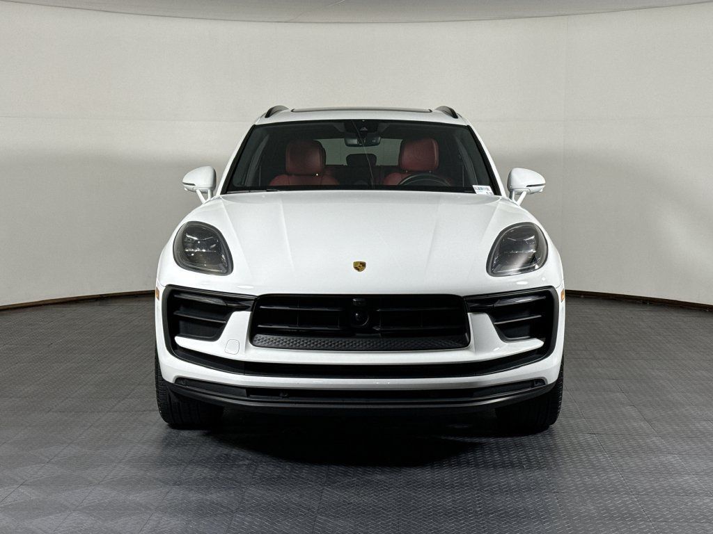 Certified 2025 Porsche Macan AWD/4WD image 10