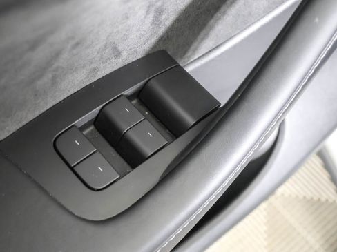 Used 2022 Tesla Model Y Long Range image 33