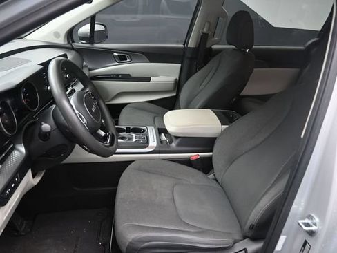 Used 2022 Kia Carnival LX FWD image 18