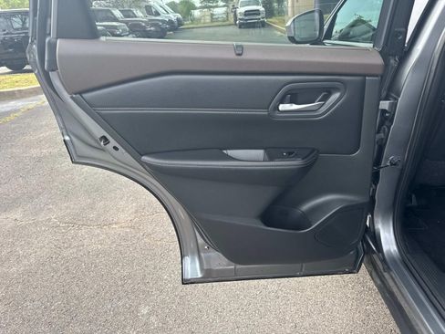 Used 2023 Nissan Rogue SV w/ SV Premium B Package FWD image 18